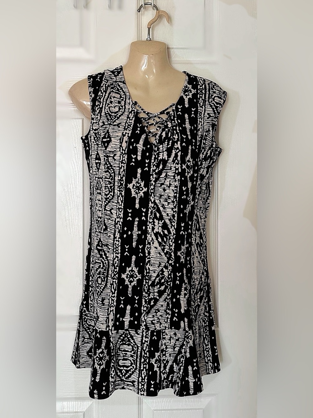 Women's Black & White Lace-Up Sleeveless Top